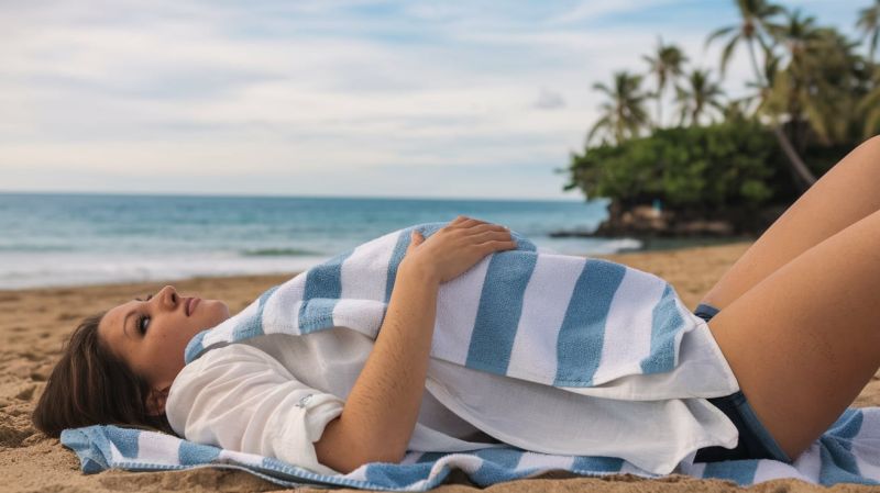 Ležanje na plaži sa prekrivenim stomakom